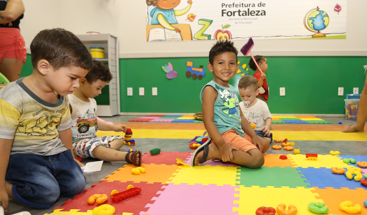 crianças brincando numa sala de aula